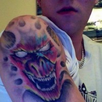 Tatuaje en el brazo, rostro de mono demoniaco