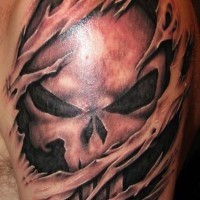 Tatuaje  de símbolo de cráneo en la piel rasgada