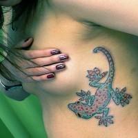 Tatuaje en el costado,
lagarto manchado azul