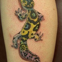 Tatuaje  de lagartija manchada linda en la pierna