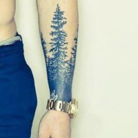 Tatuaggio curioso sul braccio gli alberi blu