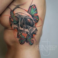 Tatuaggio colorato sul fianco le farfalle stilizzate