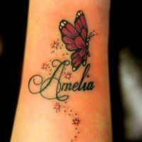 Tatuaje  de mariposa  con estrellas que centellean y nombre