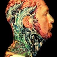 Tattoo mit Stahlplatten und Mechanismen am Hals und Kopf