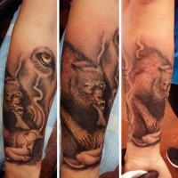 Narbung Stil schwarzes und weißes Unterarm Tattoo mit dämonischem Werwolf