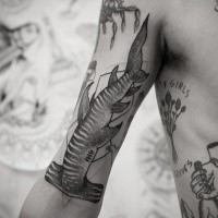 Punktierung Stil schwarzes Arm Tattoo  von Hammerhai