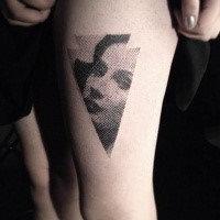 Narbung Stil schwarze Pfeilspitze geformtes Oberschenkel Tattoo mit Porträt der Frau