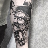 Narbung Stil schwarzes Unterarm Tattoo mit Gesicht des mystischen Mannes