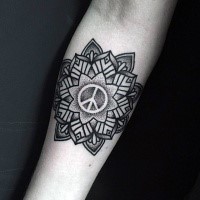 Narbung Stil schwarzes Unterarm Tattoo mit großer Blume