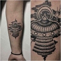 Narbung Stil schwarzes Unterarm Tattoo von Aliens Schiff mit Sternen