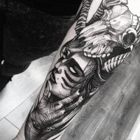 Narbung Stil schwarzes Unterarm Tattoo von Frau mit Tierschädel
