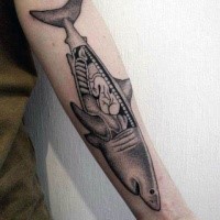 Narbung Stil schwarzes Unterarm Tattoo mit großem Hai