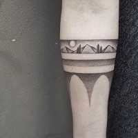 Narbung Stil schwarzes Unterarm Tattoo von Bergen mit Sonne