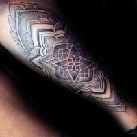 Narbung Stil schwarzes Bein Tattoo mit großer ornamentaler Blume