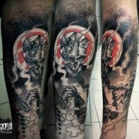 Narbung Stil farbiges dämonisches Skelett im Nebel Tattoo am Bein