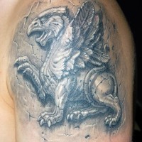 Steinerner Greif Tattoo am Arm