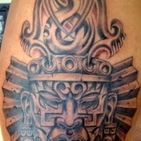 Tatuaje de máscara azteca de piedra
