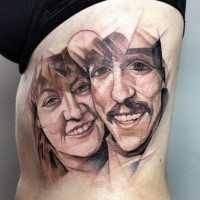 Mauerwerk Stil farbiges Seite Tattoo mit glücklichem Paar