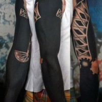 Tatuaje en el brazo completo, manga negra masiva con ornamento mecánico