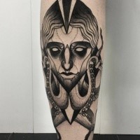Extraño estilo de trabajo de blackwork pintado por Michele Zingales en el tatuaje de la pierna del rostro humano y las piernas del pulpo
