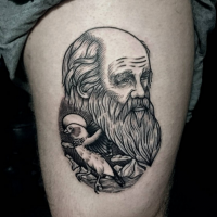 Seltsam kombiniertes im Gravur Stil schwarzes Oberschenkel Tattoo mit altem Mann mit Vogel