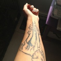 Seltsames Design schwarzes Unterarm Tattoo mit Wolf und Bäumen anstelle von Beinen
