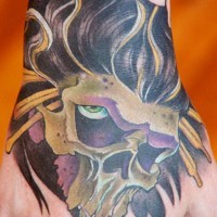 Seltsames Design farbiges Hand Tattoo des menschlichen Schädels  in der Form von Maske