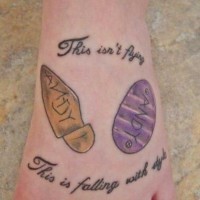Seltsame farbige kleine Embleme Tattoo am Fuß mit Schriftzug