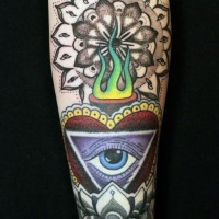 Tatuaje en el antebrazo,
corazón con triángulo flores y faro, dibujo multicolor