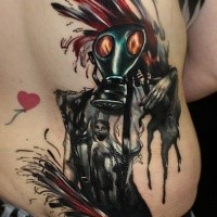 Komisch aussehendes im abstrakten Stil farbiges Seite Tattoo von Gasmaske mit Mädchens Silhouette