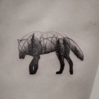 Estranho olhando tinta preta pequeno lobo em forma de tatuagem estilizada com árvores da floresta
