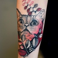 Strana ricerca colorata di Joanna Swirska tatuaggio avambraccio di gatto con pesci
