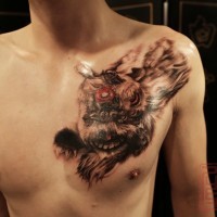 Komisch aussehendes farbiges Brust Tattoo mit fliegendem Fantasiegeschöpf