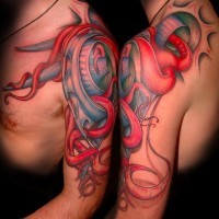 Tatuaje en el hombro, extraterrestre extraño multicolor