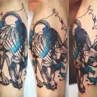 Style de surréalisme étrange peint par Joanna Swirska tatouage de jambe de chat avec des ailes d'ange