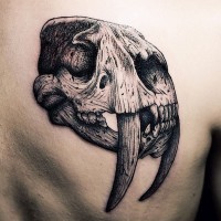 Tatuaje en el hombro,
cráneo de un animal fantástico