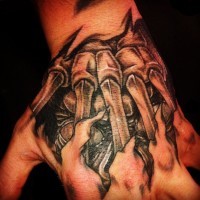 Atemberaubendes 3D schwarzweißes biomechanisches Knochen Tattoo an der Hand