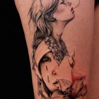 Atemberaubende im abstrakten Stil farbige rauchende Frau mit Blume Tattoo am Oberschenkel