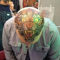 stupendo stile asiatico colorato testa di tigre tatuaggio su testa