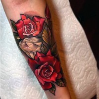 Tatuaje en el antebrazo, flores simples con diamante