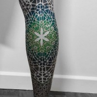 Tatuaje en la pierna,
ornamento tribal espectacular de varios colores