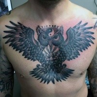 Atemberaubendes schwarzes und graues Brust Tattoo mit großer Eule und Yin-Yang Symbol