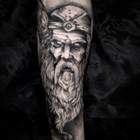 Atemberaubendes schwarzes und weißes Unterarm Tattoo von Mann mit Bart