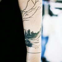 sbalorditivo nero e bianco foreste con montagne tatuaggio avambraccio
