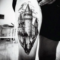 Atemberaubende schwarze und weiße mittelalterliche Burg Tattoo am Oberschenkel