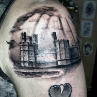 Atemberaubende schwarze und weiße alte mittelalterliche Burg Tattoo am Oberarm