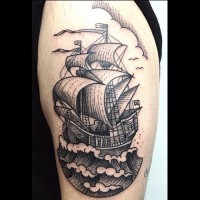 Tatuaje en el brazo, barco simple en olas, tinta negra