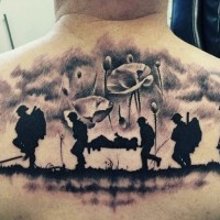 Tatuaje de soldados  y amapolas en la espalda alta, colores negro blanco