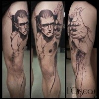 Atemberaubendes schwarzes und weißes Oberschenkel Tattoo mit Thug Mann