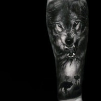 Tatuaje en el antebrazo, lobo fascinante realista con su familia